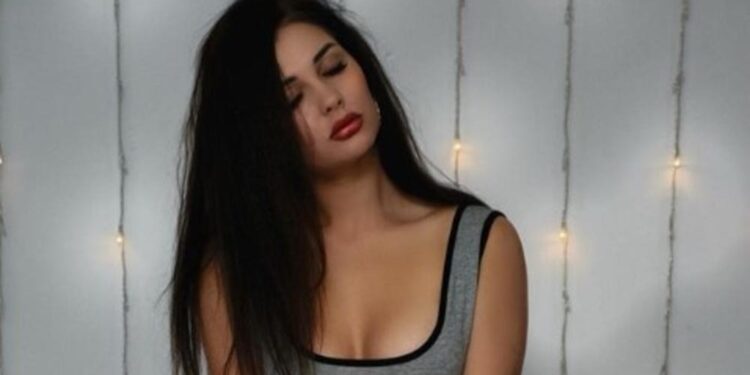 Kad seksi odbojkašica kiti jelku u miniću… (FOTO)