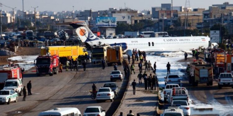 Avion sa 150 putnika skliznuo sa piste i izleteo na ulicu (VIDEO)
