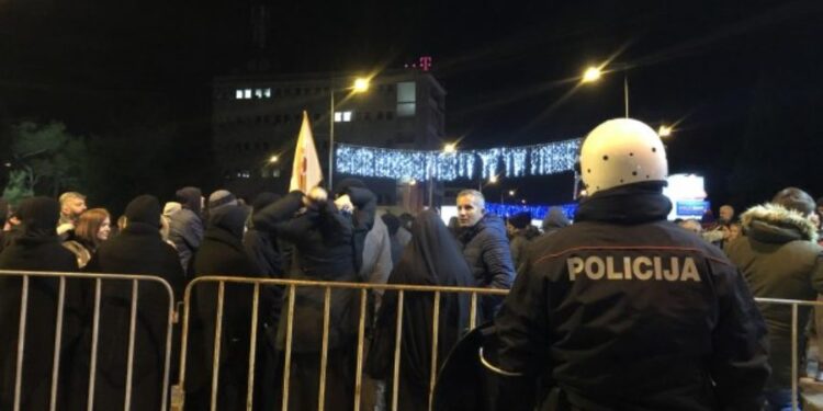 Protesti širom Crne Gore: “Ne damo svetinje” (VIDEO)
