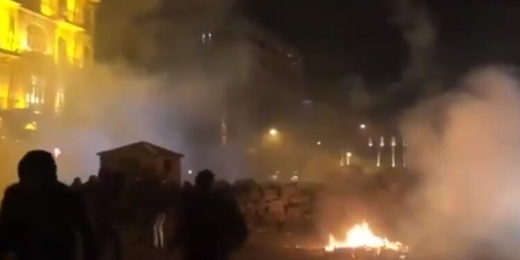 Napeto u Bejrutu: Demonstranti saksijama gađali policiju, sukob sa vodenim topovima (VIDEO)