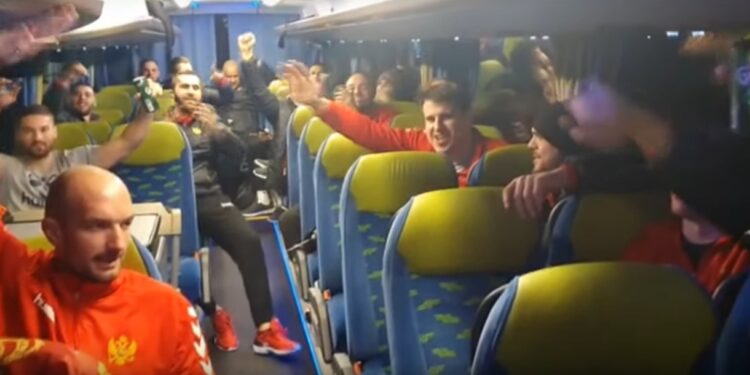 “Nikad više Srbija i Crna Gora”: Crnogorskim navijačima “malo” zeleni dresovi (VIDEO)