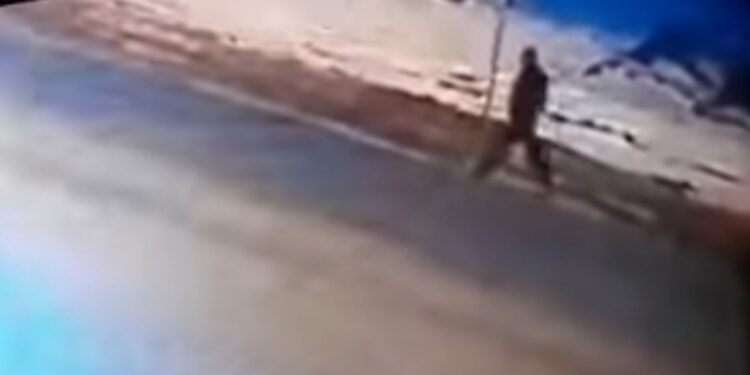 Uznemirujući video iz Ivanjice:  Automobil pokosio pešaka, pa pobegao (VIDEO)
