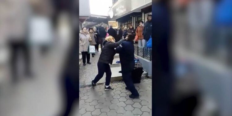 Beograd: Prodavačica nokautirala pripadnicu Komunalne milicije (VIDEO)