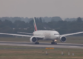 Puklo staklo na pilotskoj kabini, avion se vraća u Moskvu