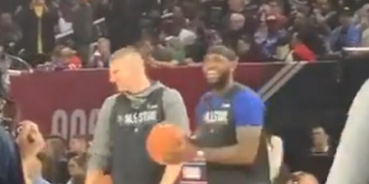 Jokić imitirao Lebrona: Kralj košarke se „pocepao“ od smeha (VIDEO)