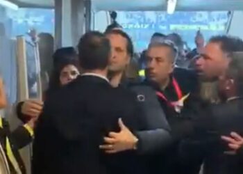 Potpuno ludilo u Turskoj: Predsednik Fenerbahčea „u klinču“ sa sopstvenim navijačima (VIDEO)