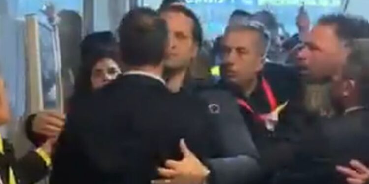 Potpuno ludilo u Turskoj: Predsednik Fenerbahčea „u klinču“ sa sopstvenim navijačima (VIDEO)