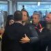 Potpuno ludilo u Turskoj: Predsednik Fenerbahčea „u klinču“ sa sopstvenim navijačima (VIDEO)