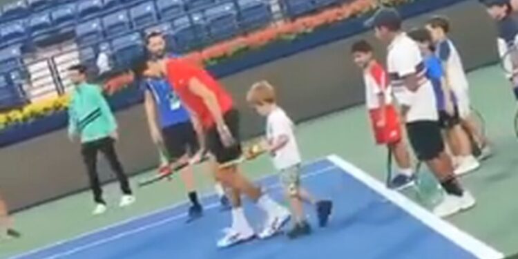 Otac i sin na terenu: Stefan trenirao sa Novakom i pokazao “teniski gen” (VIDEO)