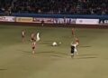 Požar prekinuo derbi u BiH, igrači se umalo nisu pobili po povratku na teren (VIDEO)