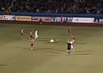Požar prekinuo derbi u BiH, igrači se umalo nisu pobili po povratku na teren (VIDEO)