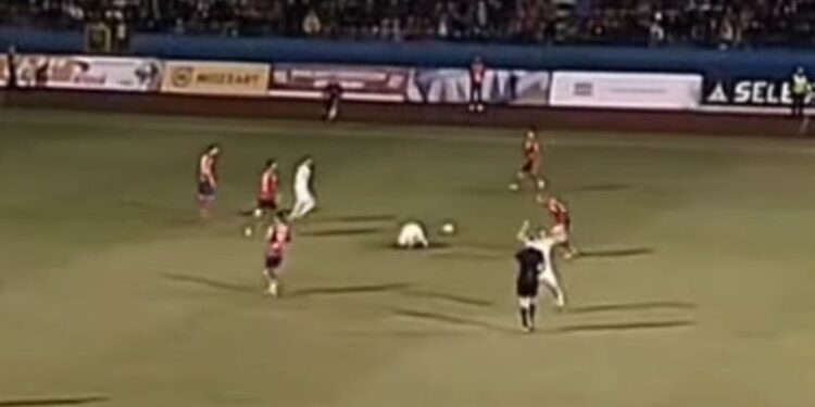 Požar prekinuo derbi u BiH, igrači se umalo nisu pobili po povratku na teren (VIDEO)