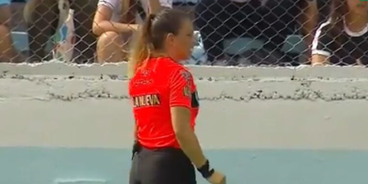 Hit scena u Argentini: Navijač psovao i vređao dame na terenu, sudija ga izbacila sa stadiona