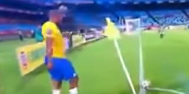 Najluđi korner u istoriji fudbala trajao 2 minuta: Sudija delio kartone kao na traci (VIDEO)