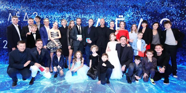 Bivši ljubavni par ponovo na crvenom tepihu: Miloš Biković i Aglaja Tarasova na premijeri filma “Led 2” (FOTO)