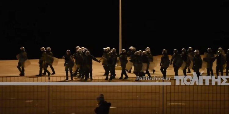 Sukobi policije i stanovnika grčkih ostrva zbog izgradnje centara za migrante (VIDEO)