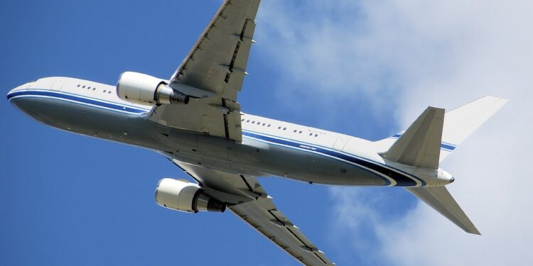 Avion Er Kanade uspešno vanredno sleteo u Madrid