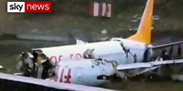 Avion se prepolovio nakon sletanja, jedan putnik poginuo (VIDEO)