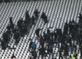 Tuča Grobara pred početak derbija (VIDEO)