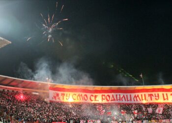 Delije koreografijom „zapalile“ Sever: Fudbalere Zvezde dočekao stih Luisove pesme (FOTO/VIDEO)