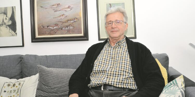 Košarkaš u belom mantilu