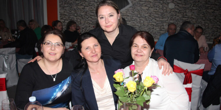 Pesme uz ruže i vino