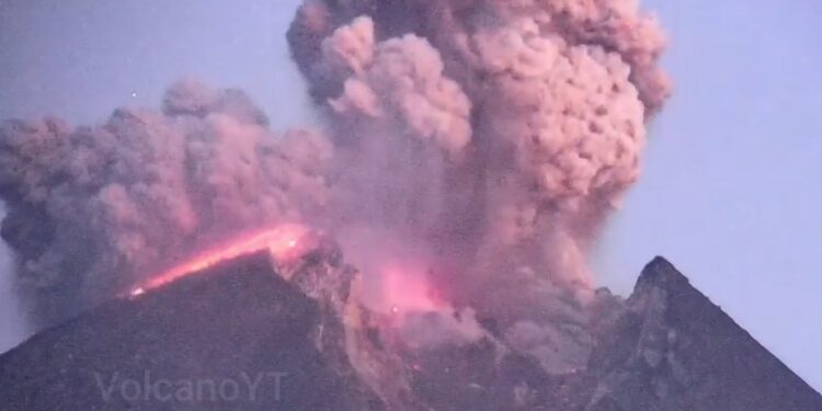 Jaka erupcija vulkana stvorila kišu pepela u obližnjim gradovima (VIDEO)