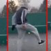 Federer ne može bez tenisa: Švajcarac izvodio trikove po snegu u dvorištu (VIDEO)