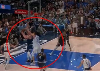 Nervirao je Jokića, zakucavao i razbijao Denver: Ovo je Bobijeva partija karijere (VIDEO)