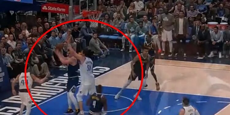 Nervirao je Jokića, zakucavao i razbijao Denver: Ovo je Bobijeva partija karijere (VIDEO)