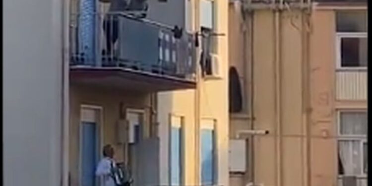 Srbi u Italiji patriotskom pesmom odolevaju koroni (VIDEO)