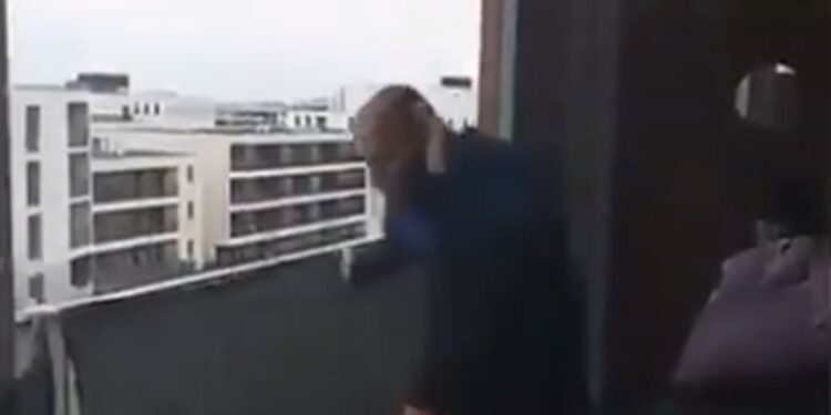 Na balkonu od 7 metara pretrčao maraton: Ovo je definitivno najluđi korona izazov (VIDEO)