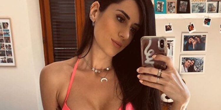 Seksi Italijanka objavila rat koroni: U “vrelom karantinu” traži pomoć za izbor kupaćeg kostima (FOTO)