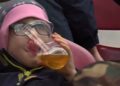 Šestogodišnjak pije pivo na meču Bundeslige: Komentatori šokirani! (VIDEO)