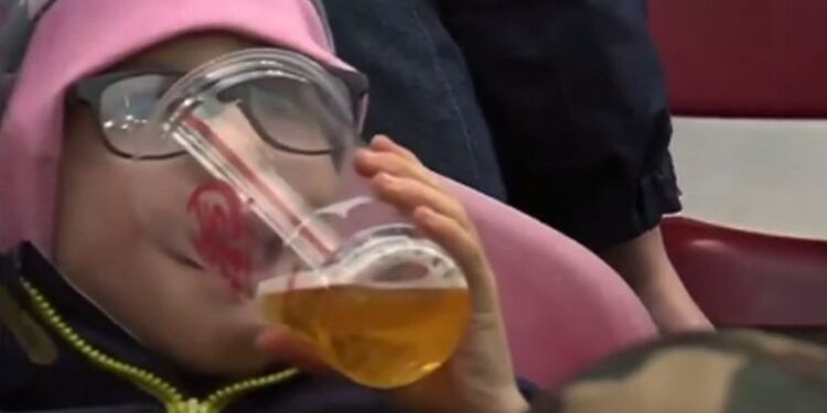 Šestogodišnjak pije pivo na meču Bundeslige: Komentatori šokirani! (VIDEO)