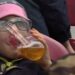 Šestogodišnjak pije pivo na meču Bundeslige: Komentatori šokirani! (VIDEO)