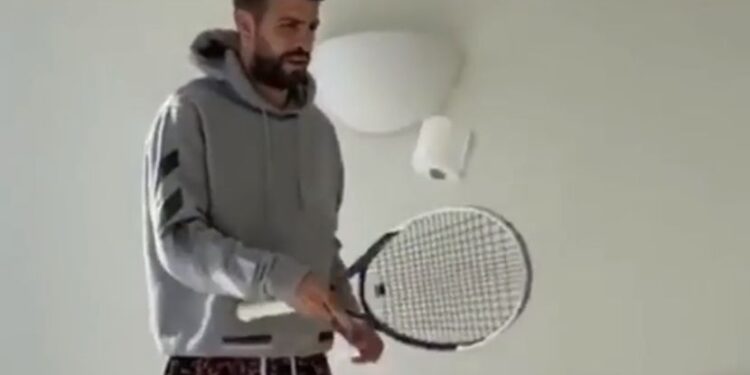 Nole, ti si sledeći: Pike žonglirao sa toalet papirom pa izazvao Đokovića (VIDEO)