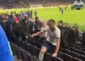 Haos u Londonu: Vezista Totenhema uleteo na tribinu i pobio sa svojim navijačem (VIDEO)