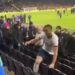 Haos u Londonu: Vezista Totenhema uleteo na tribinu i pobio sa svojim navijačem (VIDEO)