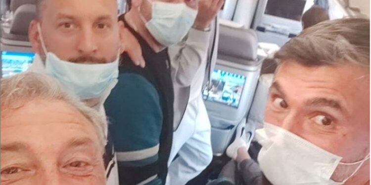Đoković uhvatio poslednji let za Evropu: Ceo tim sa maskama u avionu (FOTO)