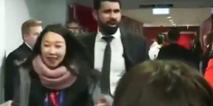 Sramotan potez: Dijego Kosta kašljao na novinare (VIDEO)