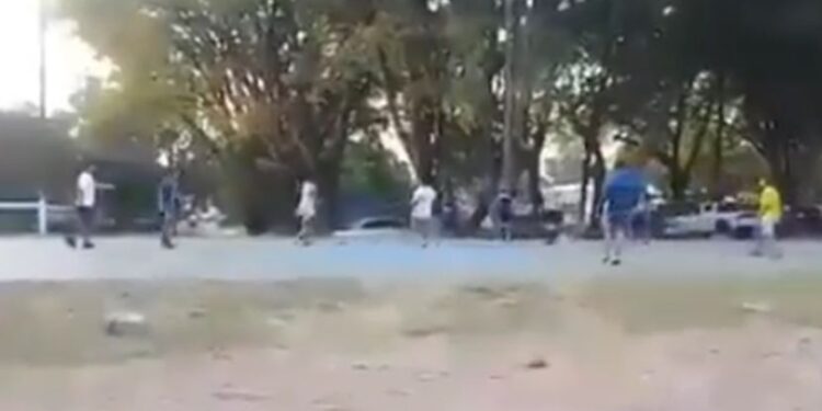 Ronaldinjo u zatvoru dobio prase: Isplivao snimak fudbala sa osuđenicima (VIDEO)