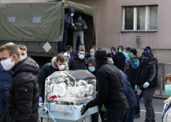 Bed Blu Bojsi protiv zemljotresa: Ultrasi Dinama izašli na ulice Zagreba i pomažu građanima (FOTO) (VIDEO)