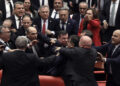 Tuča u turskom parlamentu zbog vojnog angažovanja u Siriji (VIDEO)