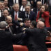 Tuča u turskom parlamentu zbog vojnog angažovanja u Siriji (VIDEO)
