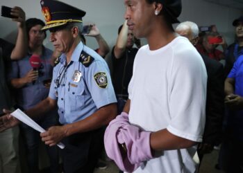 Legendarni Ronaldinjo uhapšen, peškirom krio lisice na putu do sudnice (FOTO/VIDEO)