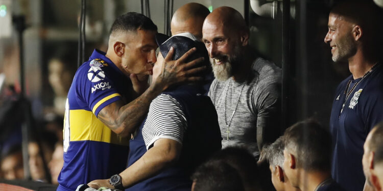 Tevez poljubio Maradonu u usta pre meča za titulu, evo i zašto… (VIDEO)