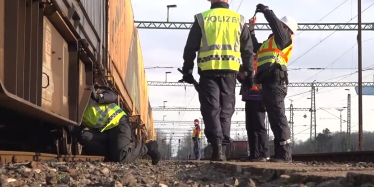 Austrijska policija patrolira duž mađarsko-srpske granice (VIDEO)