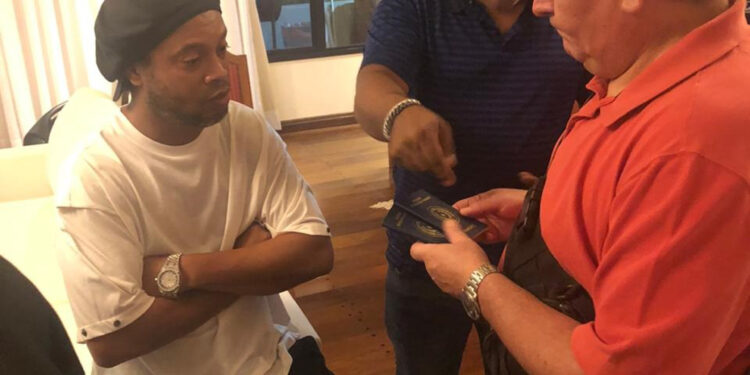 Ronaldinjo uhapšen u Paragvaju zbog lažnog pasoša (FOTO)
