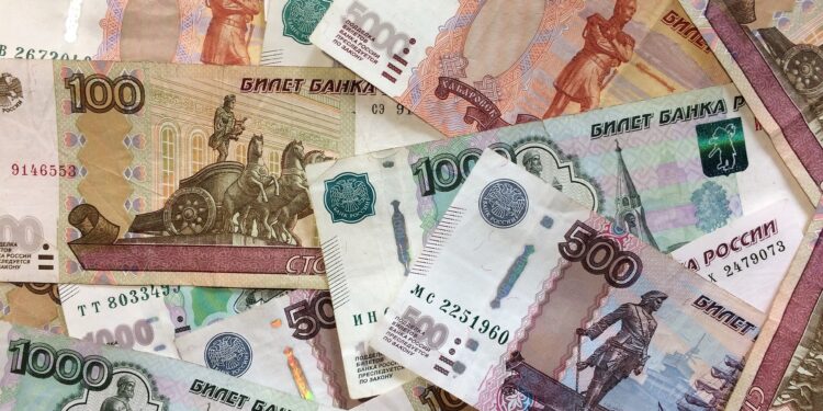 Ruska rublja jutros ojačala prema dolaru i evru
